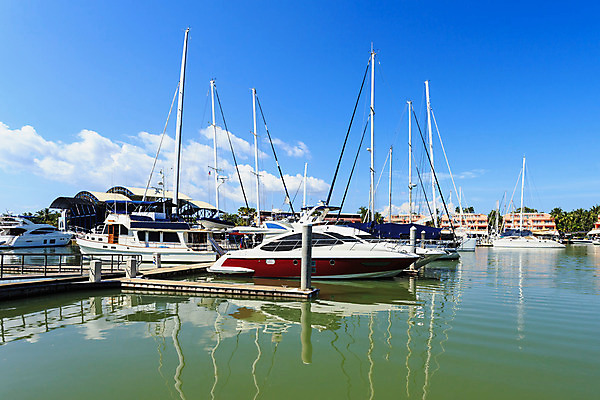 포토 JPG 해외이미지 구름 라이프스타일 스포츠 바다 요트 난간 하늘 항해 사람없음 물 파란색 항구 페인트 흰색 보트 고급 우아함 수리 땅 갑판 서비스 함선 고정 포트 닻 모터 해외202004 해외포토 자연요소 컬러 컨셉 배_교통 교통시설 생활 파일형식 이미지허브