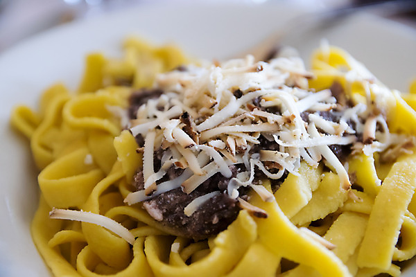 포토 JPG 해외이미지 전통 라이프스타일 접시 음식 재료 치즈 파스타 건강 스파게티 요리 사람없음 가로 노란색 주방 식사 저녁식사 버섯 이탈리아 흰색 면 닫기 맛 먹기 크림 준비 흰배경 점심식사 고립 채식주의자 핸드메이드 비건 탈리아텔레 해외202004 해외포토 식기 유럽 컬러 백그라운드 컨셉 모션 유제품 서양음식 생활 채식 파스타면 파일형식 이미지허브