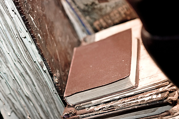 포토 JPG 해외이미지 교육 종이 텍스트 선반 사람없음 책 스터디 갈색 노란색 쌓기 골동품 덮개 오픈 중세 가장자리 도서관 다발 수집 교과서 문서 복고 문학 찢어짐 사전 흙더미 구식 옛날 지능 출판 해외202004 해외포토 컬러 가구 모션 교재 학습 흙 뚜껑 역사 둘레 파일형식 더미 이미지허브