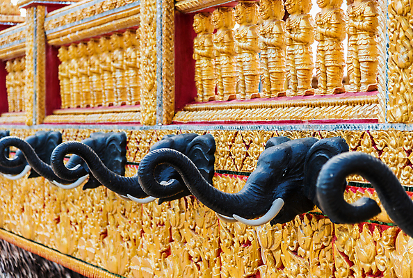 포토 JPG 해외이미지 동물 전통 외관 아시아 종교 문화 조각 여행 건축양식 포유류 태국 코끼리 미술 동양인 사람없음 빨간색 조각상 검은색 흰색 사찰 황금 묘사 질감 시멘트 천연기념물 옛날 파멸 스타일 해외202004 해외포토 건축 나라 컬러 컨셉 종교건축 문화예술 인종 조형물 파일형식 소멸 이미지허브