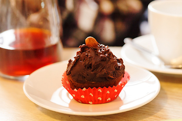 포토 JPG 해외이미지 접시 음식 조각 과일 디저트 사람없음 컵 갈색 케이크 초콜릿 얼음 우유 견과류 흰색 달콤 맛 아침식사 찻주전자 설탕 컵케이크 굽기 먹기 크림 머핀 페스츄리 해외202004 해외포토 자연요소 식기 빵 컬러 컨셉 모션 주전자 유제품 식사 구이 파일형식 이미지허브