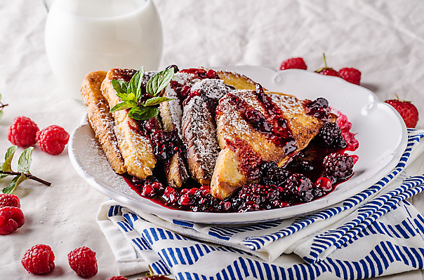 포토 JPG 해외이미지 접시 실내 사람없음 우유 식탁보 우유병 민트 흰배경 산딸기 과일잼 슈가파우더 해외202004 프렌치토스트 해외포토 식기 백그라운드 과일 병_용기 유제품 내부 흰색 잼 허브 토스트 파일형식 이미지허브