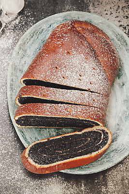 포토 JPG 해외이미지 전통 접시 음식 조각 부분 탁자 휴가 디저트 요리 씨앗 사람없음 갈색 머리 우주 케이크 주방 빵집 견과류 수확 껍질 흰색 대접 닫기 달콤 가루 설탕 굽기 준비 슬라이스 퍼프 롤 양귀비 레시피 건포도 고립 페스츄리 핸드메이드 해외202004 해외포토 식물 식기 꽃 빵 컬러 가구 농업 모션 포도 신체부위 상점 맛 구이 건과일 파일형식 이미지허브