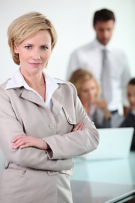 포토 JPG 해외이미지 백인 무기 비즈니스 탁자 실내 서기 여러명 성인 30대 노트북 컴퓨터 금발 사무실 책상 동료 경영자 심각 접기 콜라보레이션 해외202004 해외포토 서양인 헤어스타일 가구 다수 컨셉 관계 모션 사람 내부 장년 전자제품 리더 파일형식 이미지허브