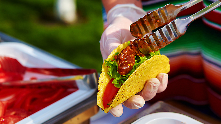 포토 JPG 해외이미지 전통 접시 손 음식 조각 토마토 채소 고추 탁자 치즈 샌드위치 건강 육류 옥수수 요리 사람없음 야외 빨간색 컬러풀 요리사 식사 저녁식사 치킨 덮개 뜨거움 맛 케첩 허브 가득함 매움 슬라이스 후추 점심식사 땅바닥 베르데 살사댄스 해외202004 해외포토 식물 직업 식기 컬러 가구 컨셉 식재료 유제품 곡류 바닥 신체부위 뚜껑 춤 소스_음식 향신료 닭고기요리 파일형식 이미지허브