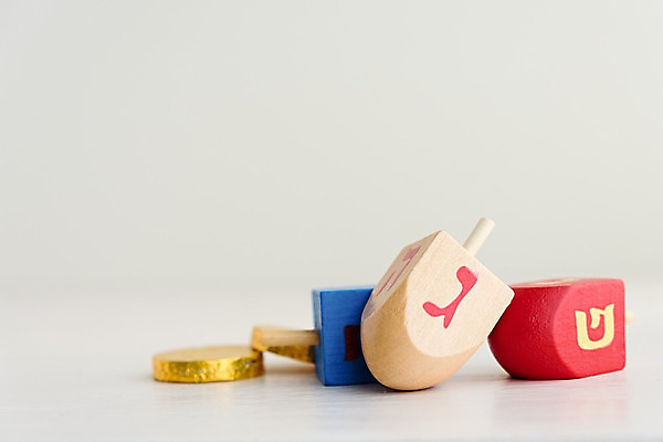 포토 JPG 해외이미지 접시 종교 문화 음식 겨울 노래 창문 휴가 디저트 사람없음 빛 튀김 축하 도넛 달콤 12월 11월 빛망울 유태교 해외202004 해외포토 식기 계절 음악 컨셉 날짜 맛 파일형식 이미지허브