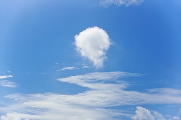 포토 JPG 해외이미지 구름 바다 백그라운드 하늘 풍경 사람없음 파란색 환경 흰색 내추럴 해외202004 해외포토 자연요소 컬러 파일형식 이미지허브