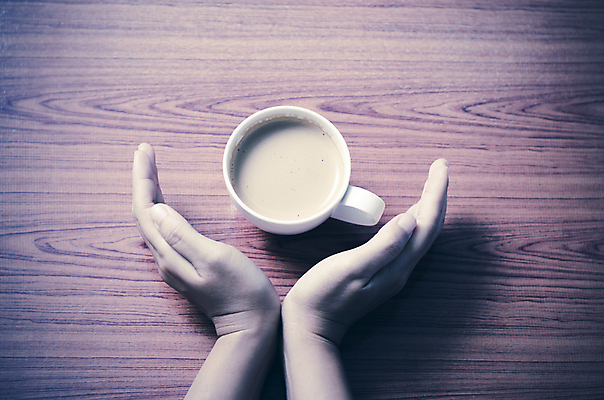 포토 JPG 해외이미지 손 커피 실내 손짓 신체부위 커피잔 해외202004 해외포토 음료 모션 잔 사람 내부 파일형식 이미지허브