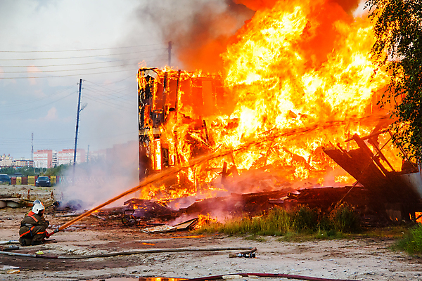 포토 JPG 해외이미지 주간 전신 남자 불 한명 성인 야외 옆모습 소방관 소방 화재 웅크림 화재진압 성인남자한명만 해외202004 물대포 해외포토 자연요소 1 뷰포인트 모션 사람 구조원 사건 진압 남자한명만 성인남자만 파일형식 이미지허브