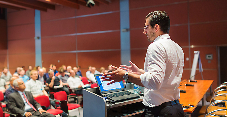 포토 JPG 해외이미지 남자 실내 말하기 손짓 여러명 상반신 성인 옆모습 아웃포커스 비즈니스맨 군중 강의 강당 세미나 성인만 해외202004 해외포토 뷰포인트 다수 비즈니스 모션 촬영기법 사람 내부 직장인 파일형식 이미지허브