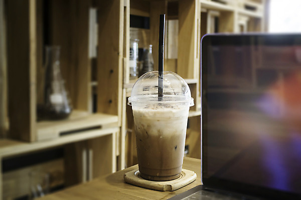 포토 JPG 해외이미지 커피 음료 비즈니스 탁자 아파트 실내 사람없음 노트북 인테리어 컴퓨터 모니터 도시 플랫 책상 해외202004 해외포토 디자인 가구 주택 내부 전자제품 파일형식 이미지허브