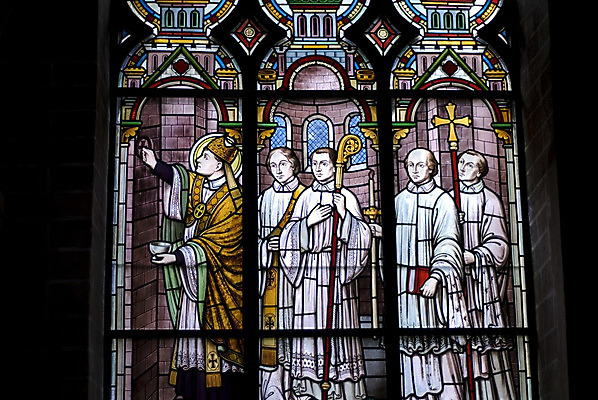 포토 JPG 해외이미지 종교 음료 창문 유리 사람없음 장식 컬러풀 성당 교회 금속 성경 얼룩 역사 빛망울 해외202004 해외포토 컬러 종교용품 종교건축 재질 빛 파일형식 이미지허브