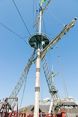 포토 JPG 해외이미지 나무 밧줄 바다 요트 사다리 항해 3 사람없음 목재 초록색 탑 수확 골동품 흰색 관찰 보트 역사 클래식 코드 둥지 싱글 함선 해군 선원 봉 해적 네비게이션 단상 돛대 옛날 조작 해외202004 해외포토 식물 건축물 줄 컬러 컨셉 농업 배_교통 재료 모션 군대 도구 도둑 파일형식 이미지허브