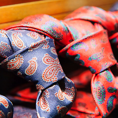 포토 JPG 해외이미지 직업 드레스 옷 패턴 비즈니스 넥타이 선반 설명 정장 사람없음 가로 빨간색 쇼핑 유행 상점 이탈리아 직물 면 비즈니스맨 클래식 우아함 실크 밀라노 스타일 해외202004 해외포토 잡화 남자 유럽 컬러 가구 컨셉 무늬 모션 직장인 파일형식 이미지허브