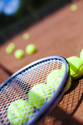 포토 JPG 해외이미지 주간 그림자 사람없음 야외 아웃포커스 테니스 테니스라켓 테니스용품 테니스장 테니스공 일렬 땅바닥 해외202004 해외포토 자연요소 스포츠용품 공 스포츠시설 바닥 촬영기법 구기 라켓 파일형식 이미지허브