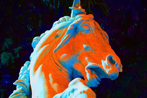 포토 JPG 해외이미지 오렌지 사람없음 파란색 조각상 어둠 해외202004 해외포토 컬러 과일 조형물 파일형식 이미지허브