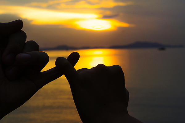 포토 JPG 해외이미지 모양 손 커플 여자 행복 감정 실루엣 바다 백그라운드 컨셉 손가락 자연 하늘 휴가 발렌타인데이 관리 사랑 사람 사람없음 파란색 햇빛 태양 일출 디지털 맑음 일몰 하트 스웨터 심볼 사인 약속 합성 만들기 해외202004 해외포토 자연요소 컬러 상의 관계 모션 데이이벤트 날씨 촬영기법 신체부위 노을 생태계 파일형식 이미지허브