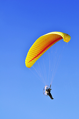 포토 JPG 해외이미지 스포츠 하늘 한명 사람 야외 여름 비행 스카이다이빙 낙하산 글라이더 해외202004 해외포토 1 계절 익스트림스포츠 파일형식 이미지허브