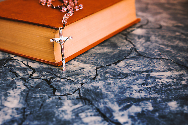 포토 JPG 해외이미지 교육 기독교 종교 종이 백그라운드 컨셉 십자가 목걸이 학교 탁자 사랑 사람없음 책 교회 우주 믿음 성경 회색 천주교 수확 기도 시골 예수 영혼 은색 집중 심볼 오브젝트 사인 복고 페이지 신성 묵주 숭배 신앙심 옛날 장학금 해외202004 해외포토 감정 컬러 가구 농업 장신구 종교용품 종교건축 건물 신_종교 파일형식 지원금 이미지허브