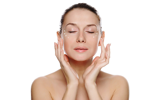 포토 JPG 해외이미지 백인 1 여자 얼굴 한명 성인 건강관리 화장품 촉촉함 피부 크림 수분크림 신청 해외202004 해외포토 서양인 건강 관리 사람 신체부위 뷰티 젖음 파일형식 이미지허브