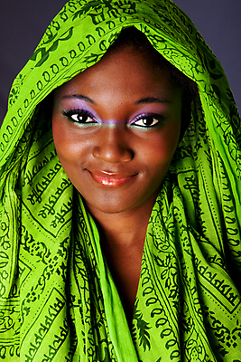 포토 JPG 해외이미지 여자 행복 얼굴 한명 초록색 갈색 머리 보라색 검은색 목도리 회색 덮개 부족 결백 고립 진실 천진난만 해외202004 해외포토 1 잡화 감정 컬러 컨셉 사람 신체부위 뚜껑 파일형식 이미지허브