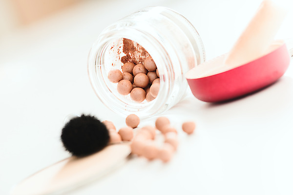 포토 JPG 해외이미지 라이프스타일 여자 얼굴 분홍색 신체 장신구 공 사람없음 빛 컬러풀 갈색 유행 검은색 화장품 흰색 붓 항아리 황금 은색 낟알 가루 피부 피부관리 만들기 청동 돌봄 유아독존 해외202004 해외포토 컬러 모션 사람 생활 신체부위 뷰티 도자기 파일형식 이미지허브