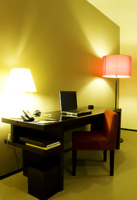 포토 JPG 해외이미지 가구 의자 탁자 사람없음 컴퓨터 공책 침실 기록 업무 작업 해외202004 해외포토 생활용품 문구용품 전자제품 파일형식 이미지허브