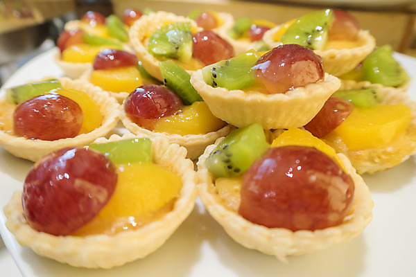 포토 JPG 해외이미지 접시 열매 음식 다이어트 오렌지 과일 딸기 포도 휴가 디저트 귤 기념 사탕 키위 요리 사람없음 빨간색 케이크 빵집 껍질 축하 대접 신선 맛 설탕 굽기 크림 파인애플 만족 준비 기회 산딸기 토핑 칼로리 망고 층 충동구매 고립 인기 커스터드 타르트 탄수화물 페스츄리 해외202004 해외포토 식물 식기 감정 빵 컬러 컨셉 건강 쇼핑 상점 구이 열대과일 파이_빵 과소비 파일형식 이미지허브