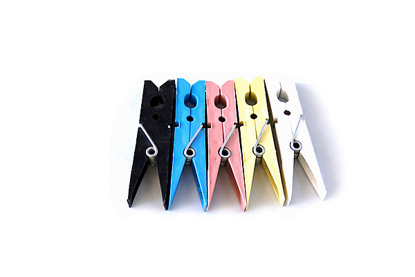 포토 JPG 해외이미지 옷 선 백그라운드 가사 가정 주택 건조 사람없음 컬러풀 흰색 씻기 빨래 빨랫줄 드라이어 오브젝트 클립 빨래집게 고립 해외202004 해외포토 줄 컬러 집게 건물 청결 미용용품 파일형식 이미지허브