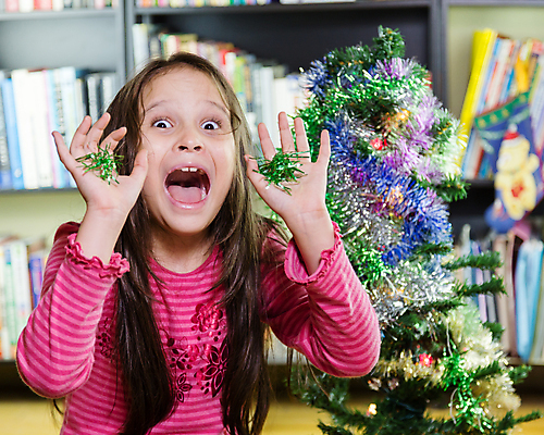 포토 JPG 해외이미지 나무 백인 여자 행복 어린이 크리스마스장식 크리스마스 공 가족 휴가 주택 사랑 한명 사람 장식 컬러풀 중국 장식볼 축하 12월 다민족 혼혈 해외202004 해외포토 서양인 식물 1 기념일 감정 아시아 컬러 컨셉 관계 건물 날짜 다문화 파일형식 이미지허브