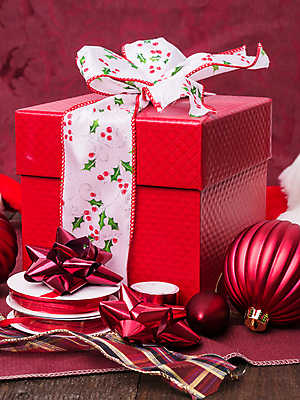 포토 JPG 해외이미지 계절 리본 크리스마스 겨울 공 휴가 선물 사람없음 장식 빨간색 산타클로스 장식볼 덮개 활 주기 포장소품 해외202004 해외포토 기념일 컬러 포장 모션 뚜껑 오브젝트 포장재료 파일형식 이미지허브