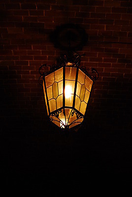 포토 JPG 해외이미지 전통 디자인 벽 백그라운드 오렌지 전구 건축양식 창문 유리 하늘 조명 거리 주택 미술 사람없음 야외 건물 장식 빛 문 금속 수확 골동품 바위 등불 램프 도시 중세 역사 스페인 야간 철 질감 복고 타운 옛날 스타일 해외202004 해외포토 자연요소 건축물 건축 유럽 농업 과일 재질 문화예술 돌_바위 파일형식 이미지허브