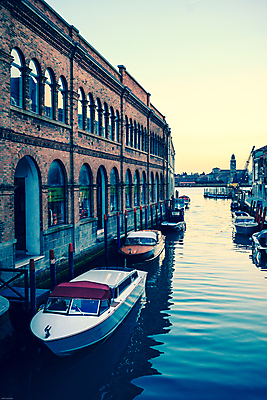 포토 JPG 해외이미지 여행 사람없음 물 관광지 도시풍경 일몰 이탈리아 도시 보트 운하 베네치아 해외202004 해외포토 자연요소 유럽 배_교통 풍경 노을 파일형식 이미지허브
