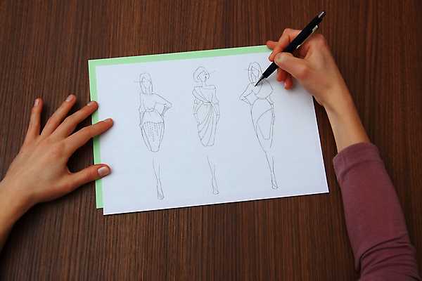 포토 JPG 해외이미지 모델 직업 라이프스타일 손 디자인 응시 드레스 옷 여자 종이 일러스트 탁자 직장 창조 사람없음 그래픽 사무실 유행 직물 작업 작업실 디자이너 스케치 싱글 그림 재단사 스타일 해외202004 해외포토 시선 가구 회사 비즈니스 미술 사람 생활 신체부위 파일형식 이미지허브