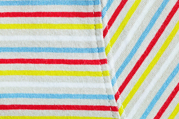 포토 JPG 해외이미지 옷 선 패턴 사람없음 빨간색 파란색 컬러풀 유행 줄무늬 활발 흰색 직물 면 실 묘사 질감 땀 염색 해외202004 해외포토 컬러 컨셉 무늬 파일형식 이미지허브