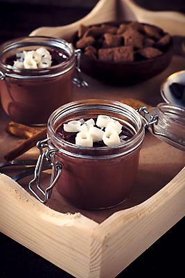 포토 JPG 해외이미지 전통 접시 계절 음식 유리 휴가 디저트 요리 사람없음 컵 가로 갈색 초콜릿 숟가락 식사 어둠 이탈리아 흰색 항아리 고명 달콤 크리스탈 크림 푸딩 무스 오리엔테이션 채식주의자 해외202004 해외포토 식기 유럽 컬러 재질 수저 도자기 맛 광석 채식 파일형식 이미지허브