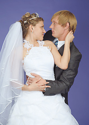 포토 JPG 해외이미지 커플 여자 남자 얼굴 신랑 결혼 2 포옹 결혼식 휴가 관리 서기 사람 정장 두명 파란색 보라색 재킷 회색 흰색 쌍 열정 약혼 라일락 베일 코르셋 해외202004 해외포토 옷 꽃 감정 컬러 관계 안기 모션 이벤트 신체부위 외투 약속 파일형식 이미지허브