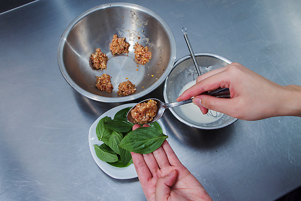 포토 JPG 해외이미지 접시 유럽 길 음식 채소 오이 감자 실내 건강 육류 돼지고기 요리 사람없음 옆모습 케이크 식사 저녁식사 당근 튀김 큼 자르기 굽기 크림 양배추 반죽 패티 점심식사 고립 딜 해외202004 해외포토 식기 나라 뷰포인트 식재료 모션 디저트 뿌리채소 내부 크기 구이 파일형식 이미지허브