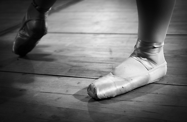 포토 JPG 해외이미지 1 여자 리본 스포츠 포즈 신발 학교 발 바닥 실내 서기 사람 성인 사람없음 목재 인테리어 유행 검은색 연주자 댄서 기차 흰색 춤 우아함 닫기 발레 묘사 준비 발레리나 복고 예술가 단계 고립 양발 스타일 해외202004 해외포토 나무 직업 디자인 교육 육상교통 컬러 컨셉 재료 모션 문화예술 대중교통 내부 신체부위 음악가 파일형식 이미지허브