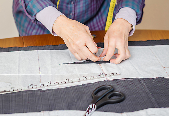 포토 JPG 해외이미지 백인 직업 손 디자인 드레스 옷 여자 산업 패턴 창조 성인 사람없음 유행 장비 공구 직물 업무 실 바느질 디자이너 측정 자영업 테이프 수공예 재단 재단사 핸드메이드 해외202004 해외포토 서양인 무늬 비즈니스 문구용품 사람 신체부위 도구 작업 공예 파일형식 이미지허브