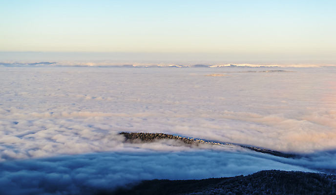 포토 JPG 해외이미지 구름 계절 감정 겨울 자연 하늘 표면 날씨 산 파노라마 풍경 사람없음 야외 빛 햇빛 평화 맑음 자유 안개 정상 매끈함 저녁 그늘 고도 언덕 웨이브 천국 멀리 스카이라인 기어가기 깊이 절정 수평선 해외202004 해외포토 자연요소 컨셉 모션 촬영기법 태양 감각 야간 생태계 파일형식 이미지허브