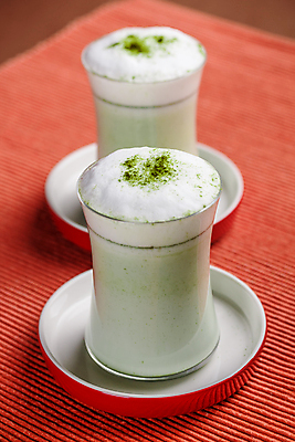 포토 JPG 해외이미지 실내 사람없음 컵 거품 식탁보 녹차 컵받침 녹차라떼 말차 해외202004 말차라떼 해외포토 식기 내부 차_음료 받침대 라떼 파일형식 이미지허브