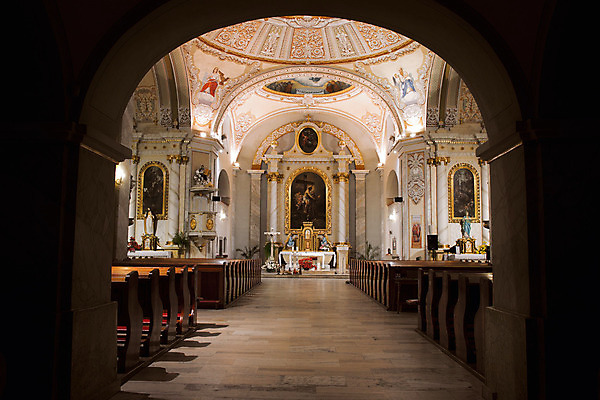 포토 JPG 해외이미지 디자인 유럽 기독교 종교 벽 십자가 벤치 건축양식 창문 실내 미술 사람없음 내부 건물 장식 빛 성당 교회 믿음 천주교 골동품 기둥 화려 역사 황금 성자 천장 그림 아치 신성 동쪽 천연기념물 고딕 바로크 숭배 옛날 제단 해외202004 해외포토 건축물 건축 감정 나라 컨셉 의자 종교건축 문화예술 방향 파일형식 이미지허브
