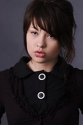 포토 JPG 해외이미지 모델 1 응시 여자 얼굴 한명 사람 20대 성인 10대 청춘 갈색 유행 검은색 표현 우아함 피부 입술 다민족 사춘기 해외202004 해외포토 시선 컬러 컨셉 청소년 청년 신체부위 파일형식 이미지허브