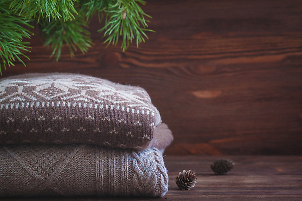 포토 JPG 해외이미지 라이프스타일 디자인 옷 백그라운드 컨셉 겨울 패턴 탁자 따뜻함 사람없음 목재 유행 쌓기 추위 가을 직물 면 뜨개질 스웨터 부드러움 양모 스칸디나비아 접기 뜨개옷 해외202004 해외포토 나무 계절 가구 상의 무늬 재료 모션 취미 생활 감각 파일형식 이미지허브