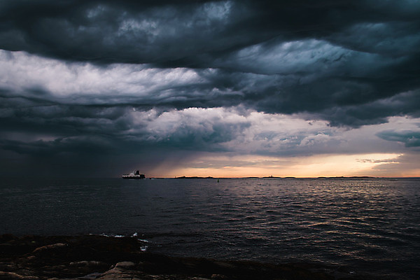 포토 JPG 해외이미지 구름 산업 파도 바다 비즈니스 교통시설 하늘 바람 날씨 항해 풍경 사람없음 물 파란색 햇빛 환경 어둠 일몰 화물 업무 보트 큼 컨테이너 무역 매움 함선 폭풍 물류 수입 유조선 폭풍우 수평선 해외202004 해외포토 자연요소 컬러 교통 배_교통 태양 노을 운송업 작업 비_날씨 맛 크기 자연재해 시설 파일형식 이미지허브