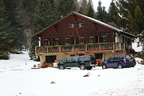 포토 JPG 해외이미지 나무 전통 포즈 건축양식 휴가 스키 산 주택 사람없음 건물 목재 바위 고급 역 숲 대여 샬레 주거지 해외202004 해외포토 식물 건축물 건축 컨셉 재료 교통시설 겨울스포츠 실험기구 돌_바위 파일형식 이미지허브