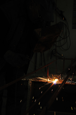 포토 JPG 해외이미지 실내 사람없음 빛 어둠 업무 불똥 용접 용접기 철강 해외202004 해외포토 내부 작업 파일형식 이미지허브