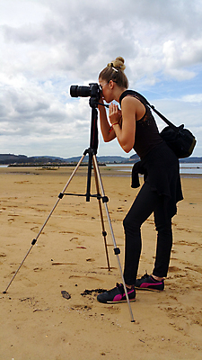 포토 JPG 해외이미지 계절 행복 백그라운드 자연 하늘 한명 사람 야외 여름 농작물 컬러풀 금발 노란색 카메라 환경 사진촬영 봄 자유 시골 언덕 질감 삼각대 내추럴 해외202004 해외포토 1 헤어스타일 감정 컬러 컨셉 농업 전자제품 촬영 생태계 파일형식 이미지허브