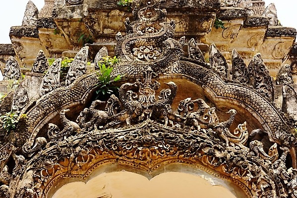 포토 JPG 해외이미지 전통 아시아 문화 태국 미술 사람없음 장식 빨간색 갈색 거울 골동품 기둥 업무 황금 고급 심볼 대나무 묘사 대문 강렬 옛날 핸드메이드 해외202004 해외포토 나무 건축 나라 컬러 컨셉 문화예술 문 작업 파일형식 이미지허브